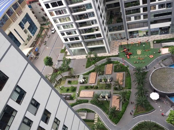 Hà Nội: Nam thanh niên trượt chân rơi từ tầng 3 chung cư xuống đất