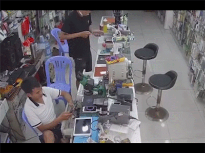 Làm một việc thường ngày với dế cưng, người đàn ông bị điện giật đến ngã lăn ra đất