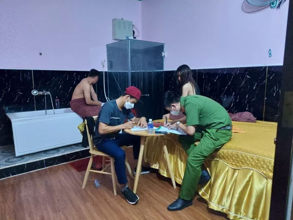Bình Dương: Cơ sở massage cho nhân viên thoát y phục vụ khách