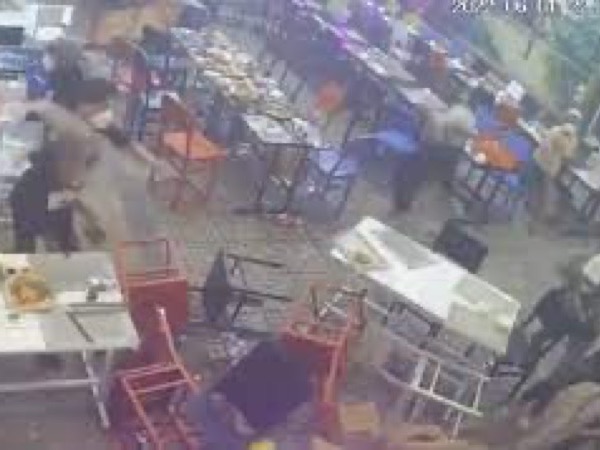 Hơn 20 thanh niên cầm hung khí lao vào quán nhậu chém người