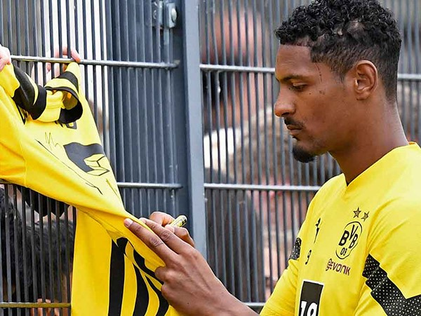 SỐC: 'Bom tấn' thay thế Haaland của Dortmund bị phát hiện mắc ung thư