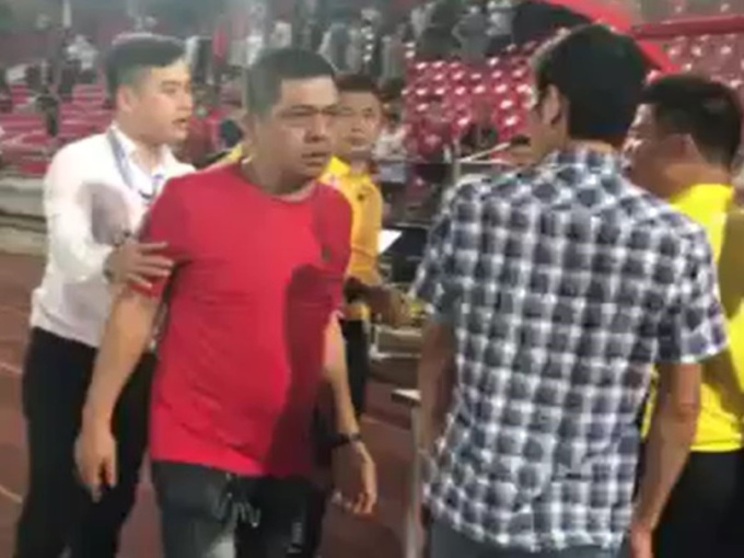 Sốc: Trọng tài FIFA bị CĐV Hải Phòng dọa đánh, nhổ nước bọt vào mặt