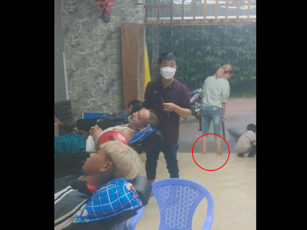 'Tâm bất biến' khi nước mưa đã ngập trong nhà nhưng cả khách và thợ vẫn ung dung cắt tóc