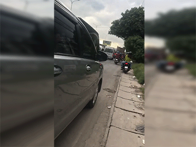 Nam thanh niên khiến CĐM tranh cãi dữ dội về hành động đạp gãy gương ô tô lấn làn