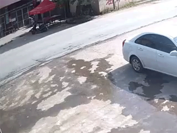 Gặp tai nạn bị xe tải chèn qua đầu, người phụ nữ vẫn ngồi dậy nhờ vật phòng thân quen thuộc