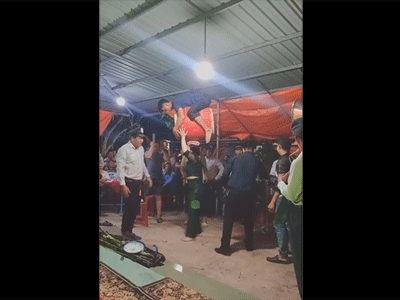 'Choáng' với cô gái Vĩnh Long 'khỏe như Hercules' khi dùng đầu đội người đàn ông 75kg trên chiếc trống