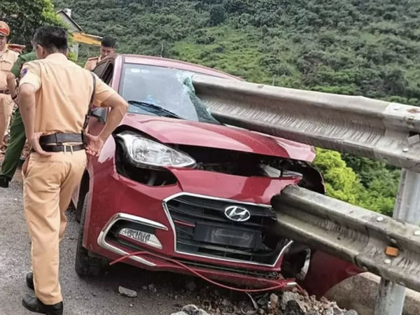 Ô tô bị lan can đường đâm 'xuyên' tới ghế lái, tài xế sống sót thần kỳ