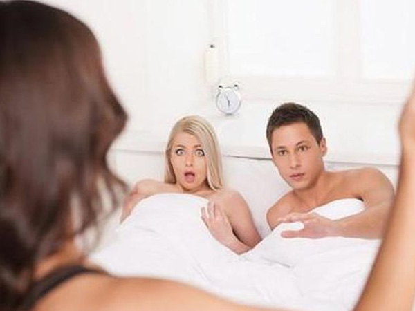 Vợ mắt tròn mắt dẹt khi nghe tin cô hàng xóm trẻ có bầu, chồng lại nhấp nhổm như ngồi trên đống lửa
