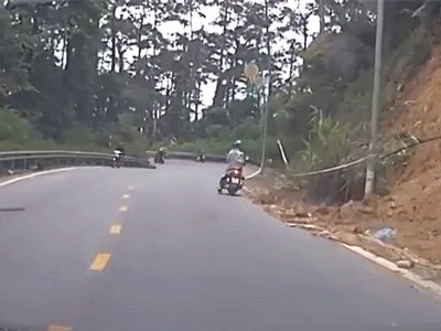Video thanh niên đạp cả hai chân xuống đường hãm xe khi mất phanh, đáng thương nhất là cô bạn gái ngồi phía sau