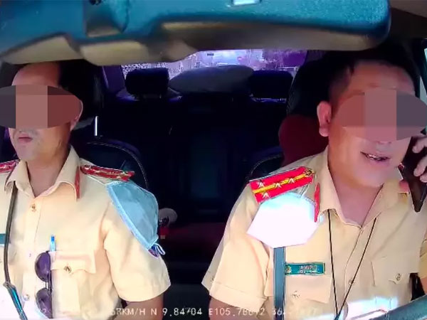 Kỷ luật, đề nghị chuyển công tác hai đại úy CSGT có lời nói không chuẩn mực, vừa lái ô tô vừa nghe điện thoại