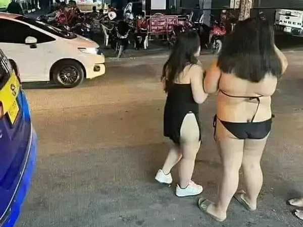 Choáng với hai cô gái có thân hình béo ú nhưng lại dám tự tin mặc đồ lót đứng đường