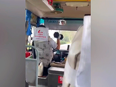'Muốn khỏe mạnh thì phải tập thể thao', tuy nhiên hành khách chỉ thấy nguy hiểm cho bác tài xế khi quá mê tập tạ