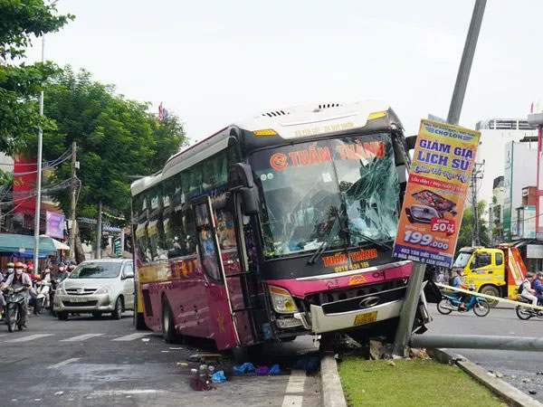 Tránh phụ nữ qua đường, xe khách chở 40 người lao thẳng lên dải phân cách, húc gãy trụ đèn