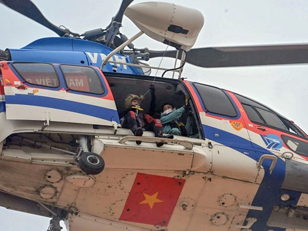 Trực thăng Hải quân tham gia tìm kiếm 8 ngư dân Bình Thuận mất tích