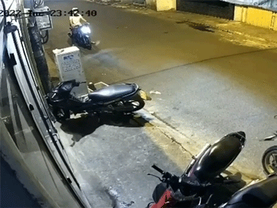Dân mạng hả hê với đoạn clip tên trộm xe máy từ 'kẻ đi săn lại hóa con mồi'
