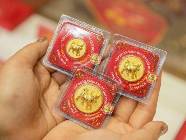 Giá vàng lao dốc, người 'đu đỉnh' lỗ gần 10 triệu đồng/lượng, kẻ vỡ mộng mua ô tô