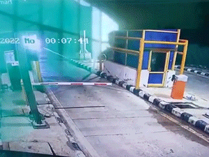 Kinh hoàng xe ben lao như một cơn lốc 'cuốn bay' trạm thu phí ở Ấn Độ