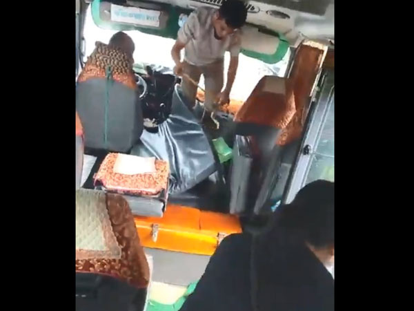 'Chuyến xe bất ổn': Hành khách tá hỏa khi thấy có rắn bò trên xe