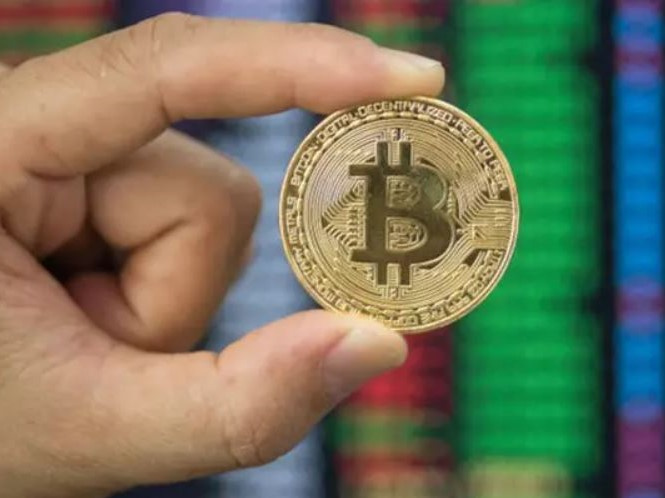 Giá Bitcoin tăng vọt phá mốc 24.000 USD, tạm xóa tan cơn bão