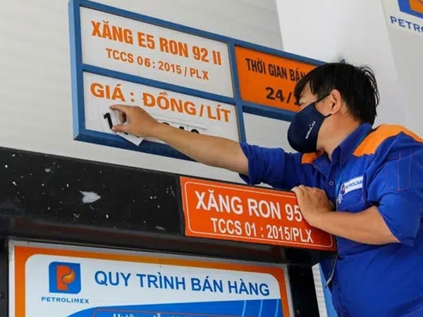 Xăng giảm 3.600 đồng mỗi lít, bằng với mức giá 5 tháng trước đây