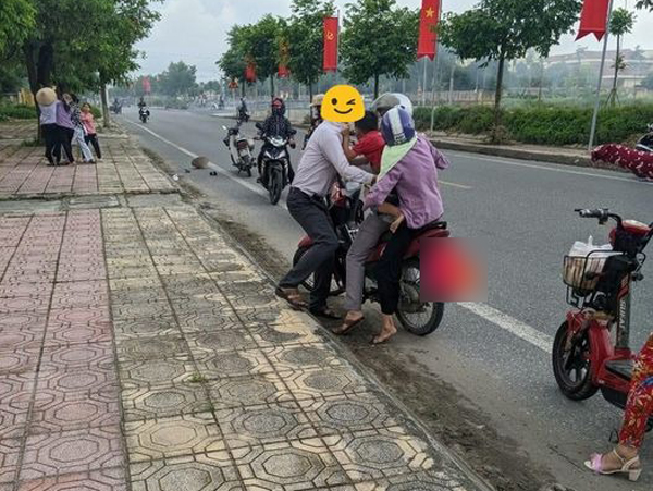 Cậu bé gào khóc, vùng vằng muốn thoát khỏi vòng tay bố ruột để về với mẹ và chị gái sau phiên tòa ly hôn khiến đôi bên nội ngoại suýt đánh nhau