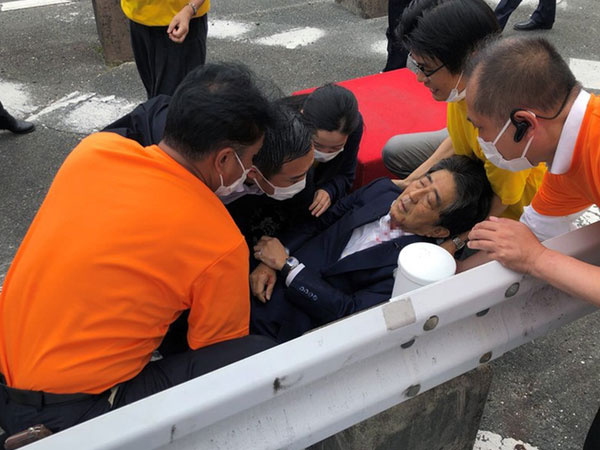 Bác sĩ nghẹn ngào kể lại khoảnh khắc sơ cứu cho ông Shinzo Abe