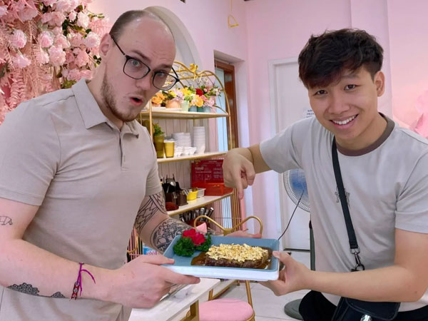 Từ chàng trai ‘mù tịt’ tiếng Anh đến TikToker triệu view với khách Tây