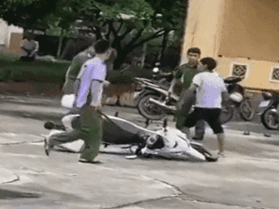 Vì sao người đàn ông cầm dao đuổi chém công an trong trụ sở UBND?