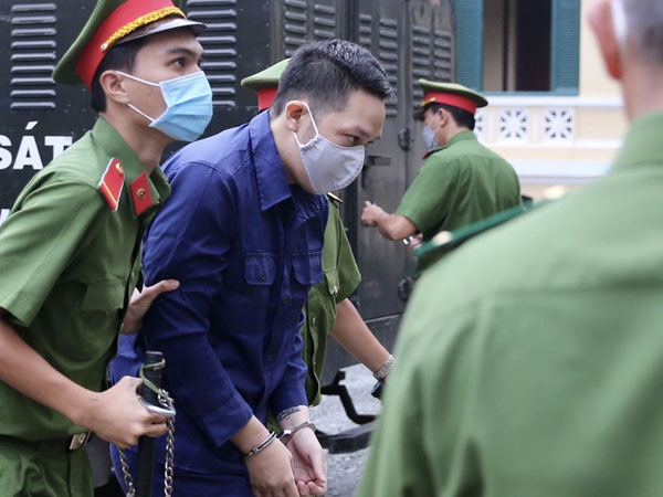 Bị cáo Nguyễn Võ Quỳnh Trang và Nguyễn Kim Trung Thái được áp giải đến tòa