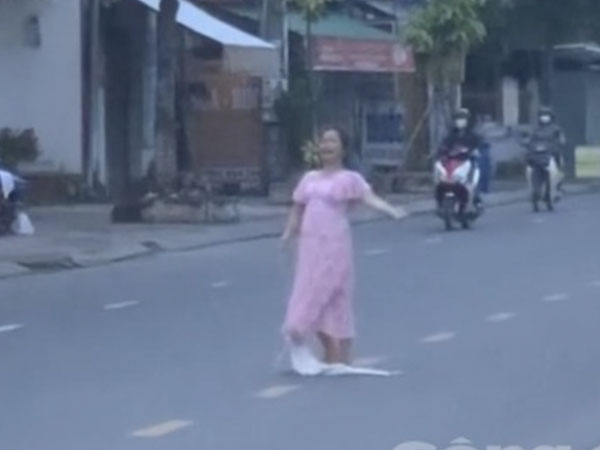 Đứng múa giữa đường, người phụ nữ bị 2 ôtô tông tử vong