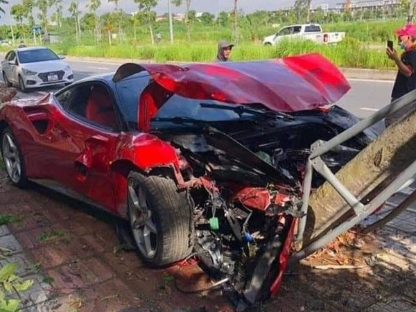 Siêu xe Ferrari 488 biến dạng trên phố Hà Nội: Tài xế là thợ sửa chữa của gara ô tô?