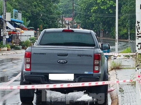 Phát hiện tài xế ngồi bất động trong xe bán tải sau hai ngày đậu giữa đường