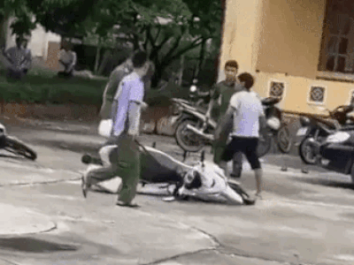Vụ nam thanh niên đuổi chém công an: Người quay, tung clip lên Facebook bị xử lý vì gây hoang mang dư luận