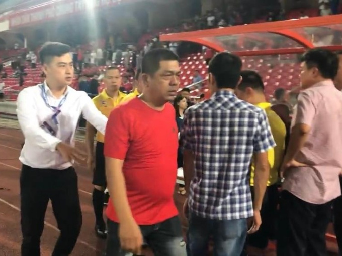 Chủ tịch CLB Hải Phòng xin lỗi vụ trọng tài bị CĐV nhổ nước bọt