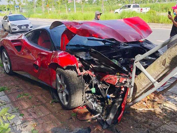 Hà Nội: Xe sang Ferrari nát đầu sau khi tông đổ gốc cây