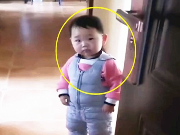 Cho con về ngoại 7 ngày để cai sữa, giây phút chạm mặt người mẹ òa khóc vì biểu cảm này của con gái