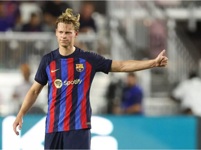 De Jong từ chối MU, Barca mua Pau Torres