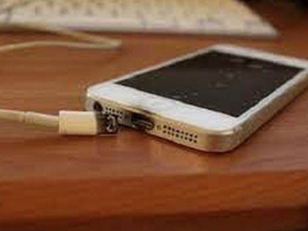 Bé gái 10 tuổi tử vong nghi do sạc điện thoại