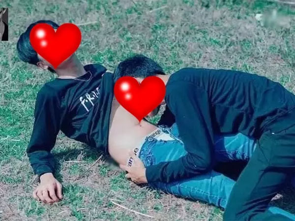Hai chàng trai 'hành sự' ngay giữa ban ngày trên đồng cỏ