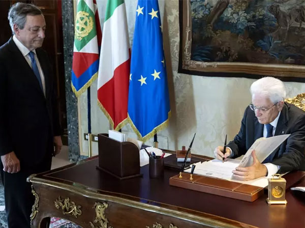 Italia lún sâu vào khủng hoảng, tổng thống giải tán quốc hội