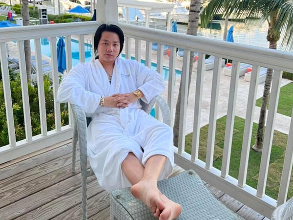 Khoa Pug chuẩn bị lên chức chủ tịch, ăn mừng sinh nhật ở tuổi 30 hậu phẫu thuật kéo chân