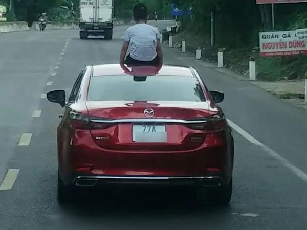 Để con trai 9 tuổi ngồi trên mui ô tô đang chạy, người mẹ bị tước bằng lái 2 tháng