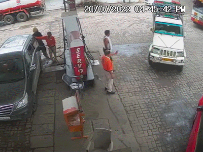 Khách mua hàng hoảng loạn khi xe buýt mất lái đâm vào trạm xăng