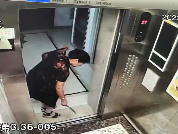 Cả chung cư phải 'quốc bộ' chỉ vì trò nghịch ngợm của người phụ nữ đi thang máy
