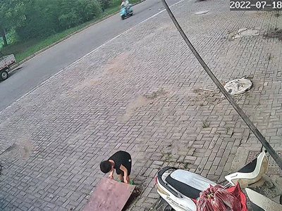 Nghịch ngợm, bé trai bị rơi xuống cống ngập nước khiến người dì bị vạ lây