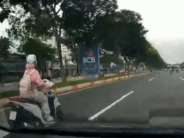 'Cô gái chạy xe máy tạt đầu ôtô trên đường Phạm Văn Đồng' là ai?