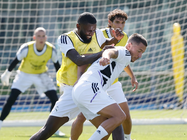 Rudiger vô tình triệt hạ Hazard trong buổi tập