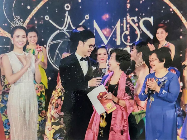 'Bà trùm' giám khảo tiết lộ chuyện đo đạc vóc dáng thí sinh hoa hậu