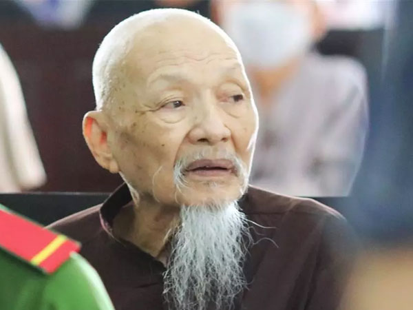Ông Lê Tùng Vân: 'Nhà tôi toàn người tài, vài phút làm được bài thơ'