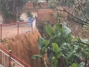 Kinh hoàng nước lũ cuồn cuộn cuốn phăng ôtô, xe máy ở Lâm Đồng